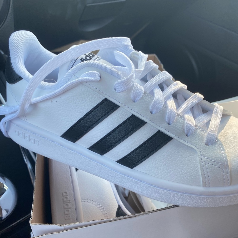 Adidas classic tennis shoe- NWT